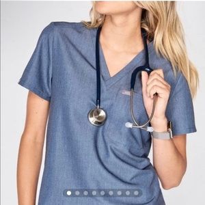 Figs Woman’s One Pocket Scrub Top in Heather Denim